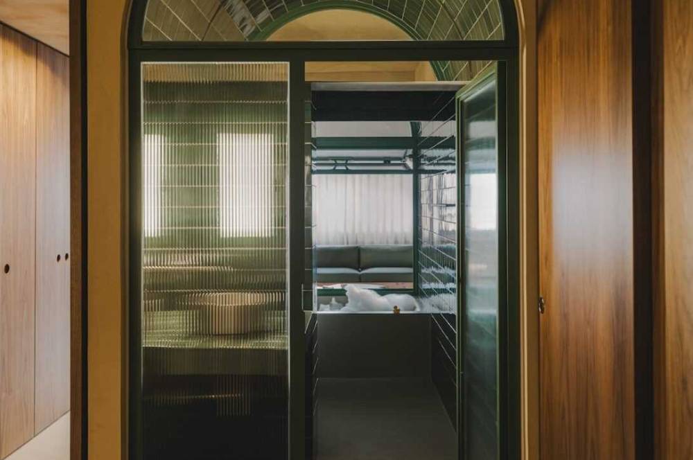 Siapa Sangka, Bathtub Jadi Fokus Utama Apartemen Ini!