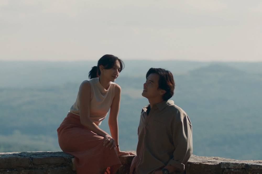 Melirik Keindahan Tangga Ikonik di Poster Film Sore