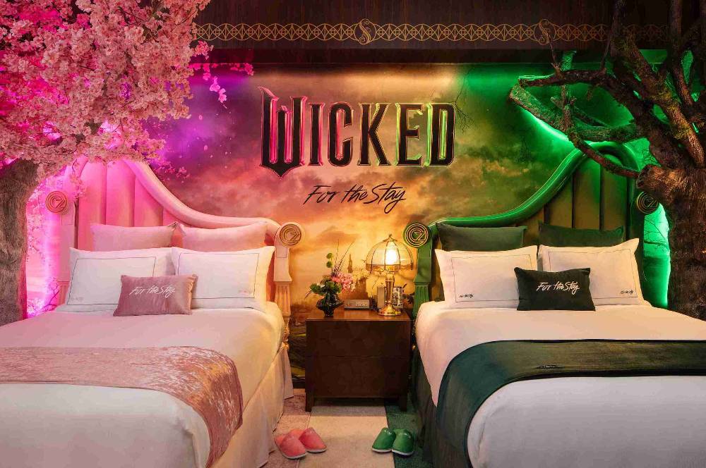 Rasakan Magis Emerald City di Suite Wicked Hilton New York