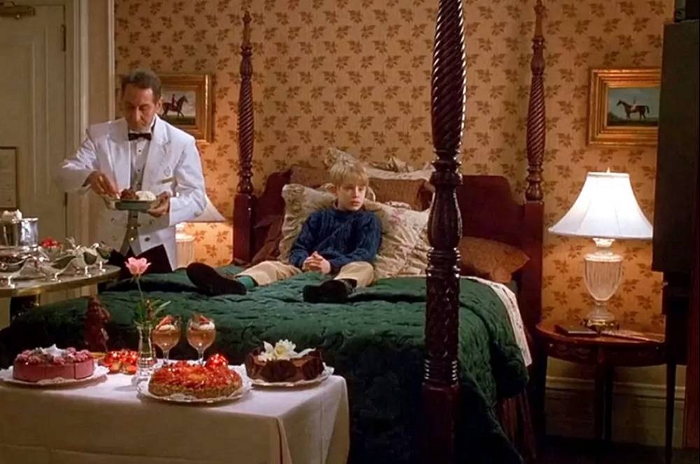 Kayak di Home Alone! Natal Terseru Staycation di The Plaza 