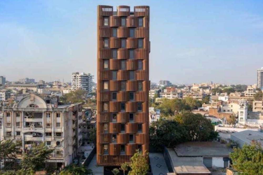 Kantor di India Ini Gunakan Balkon Lengkung di Seluruh Fasad
