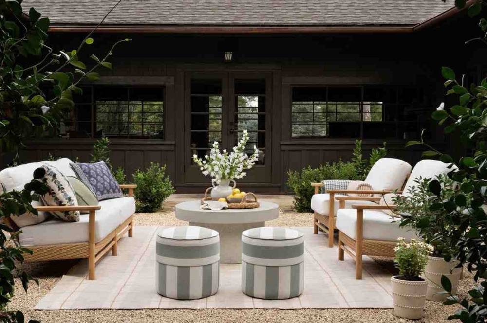 7 Inspirasi Ruang Tamu Luar Untuk Suasana Baru!