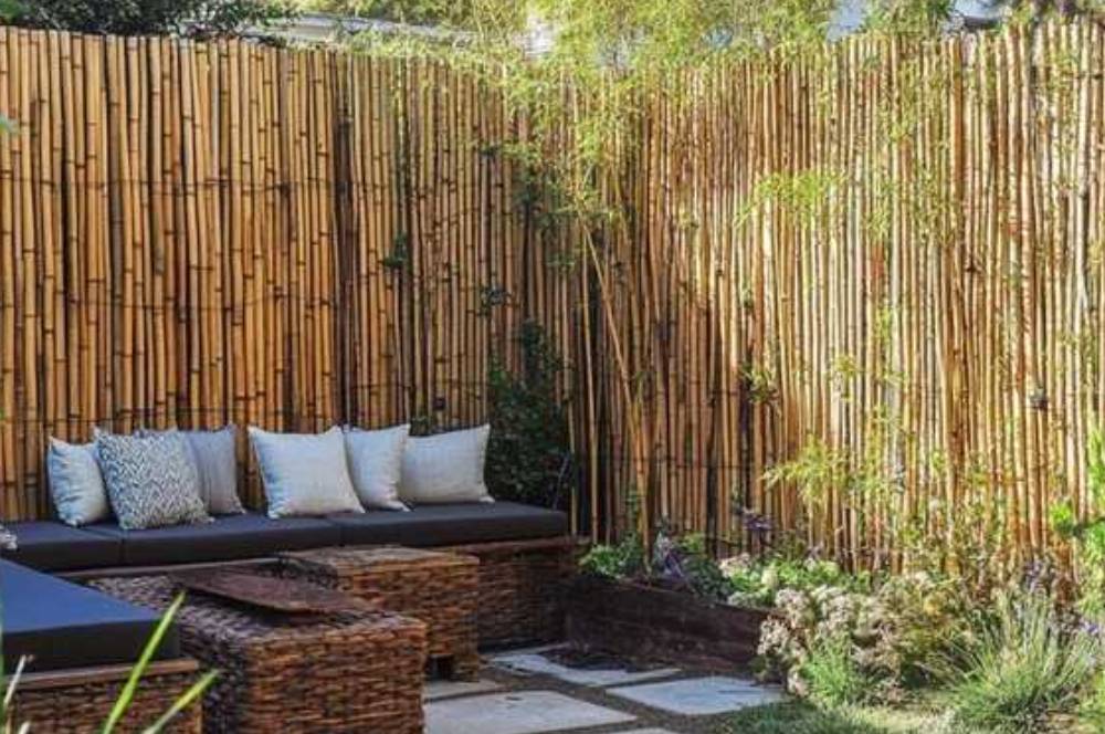 5 Model Pagar Bambu Belah Buat Hunian Terasa Lebih Natural 