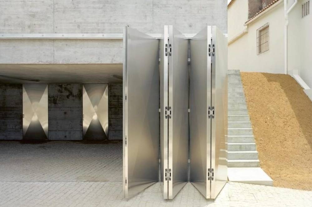 Efisien! 5 Model Pintu Garasi Besi Lipat Minimalis Terbaru