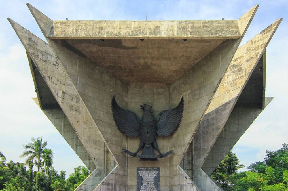 Bukan Sekadar Ikon, Ini Makna Monumen Terkenal Indonesia