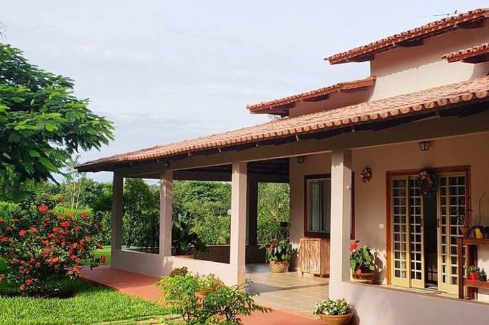 10 Model Teras Rumah Panjang ke Samping Nuansa Tuscan