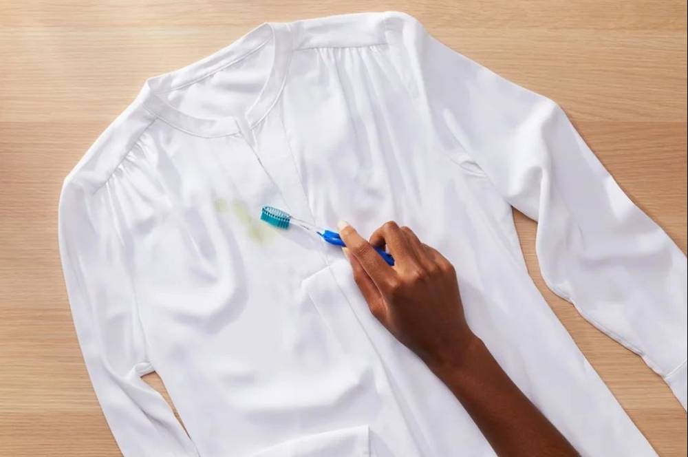 7 Cara Menghilangkan Noda Lem di Baju Tanpa Merusak Kain