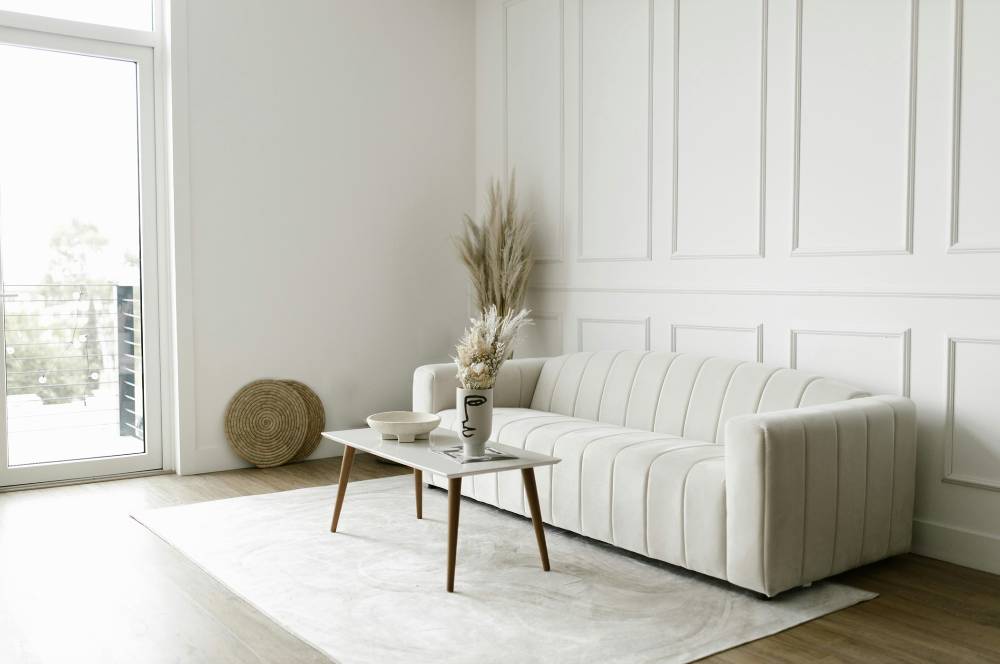 Mewah! 6 Keuntungan Pakai Wall Moulding PVC di Ruang Tamu