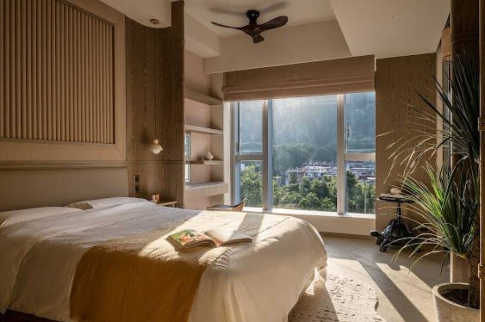 6 Model Jendela Kamar Tidur Kayu Bikin Ruangan Makin Cantik