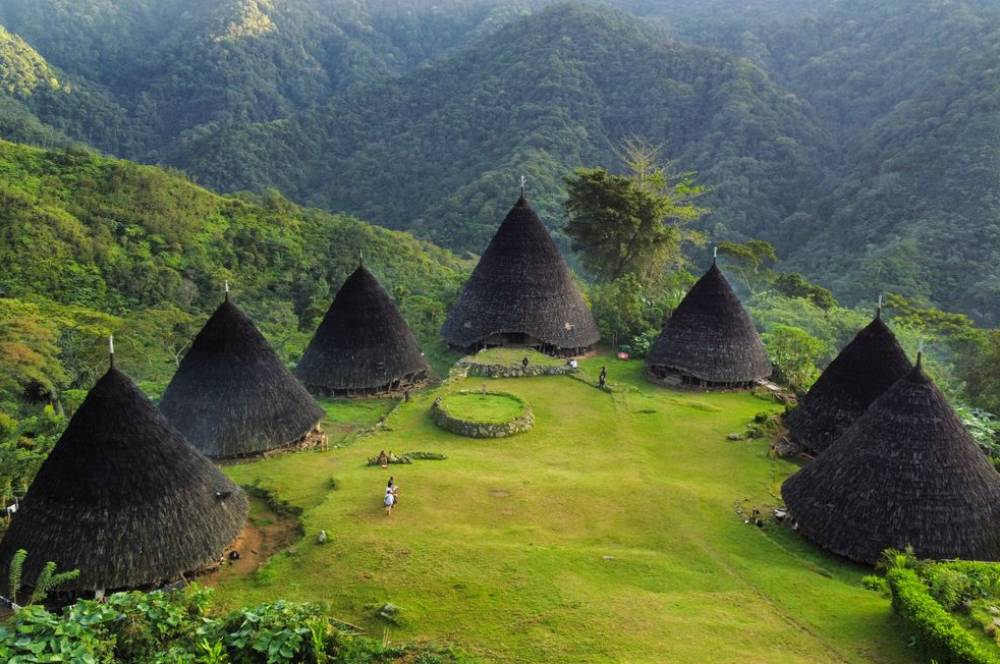 6 Wisata Desa Adat Indonesia, Liburan Sambil Kenal Budaya!