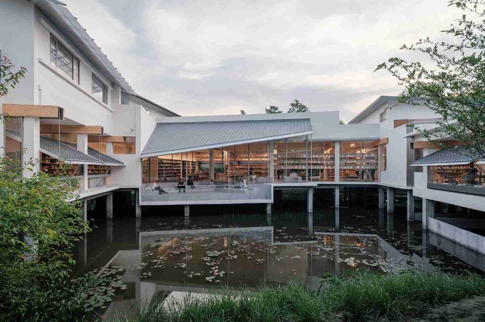 Bookstore Xixi Goldmye, Surga Baca dengan View Alam!