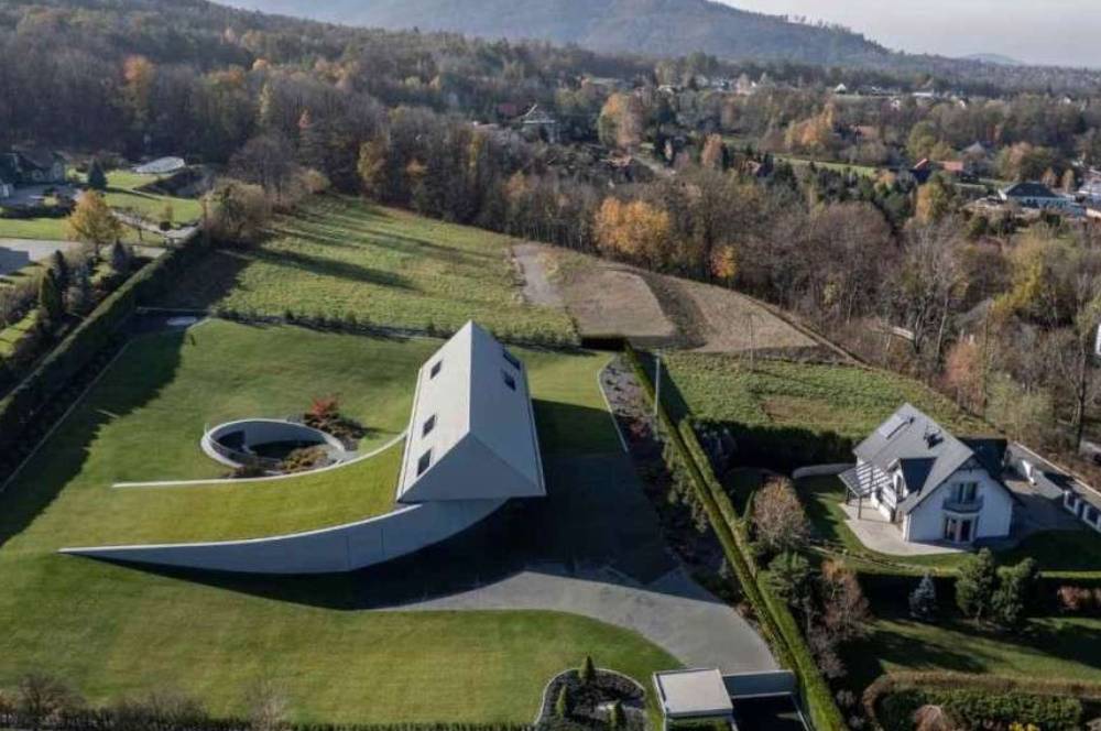 Rumah di Poland “Berputar” Ikuti Lereng dengan Teknik Yaw