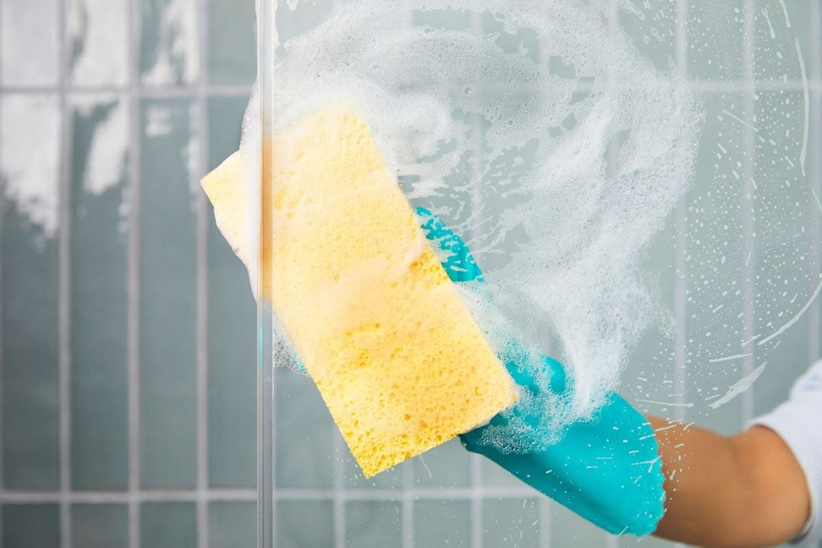 Kaca Shower Buram? Ini 9 Cara Membersihkannya agar Bening