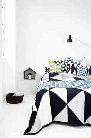 bed cover dengan corak geometrik