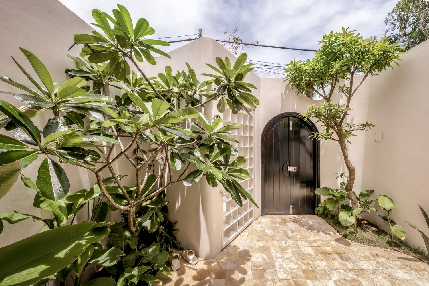 Manfaatkan Lahan Sempit, Rumah Ini Punya 7 Taman Mungil