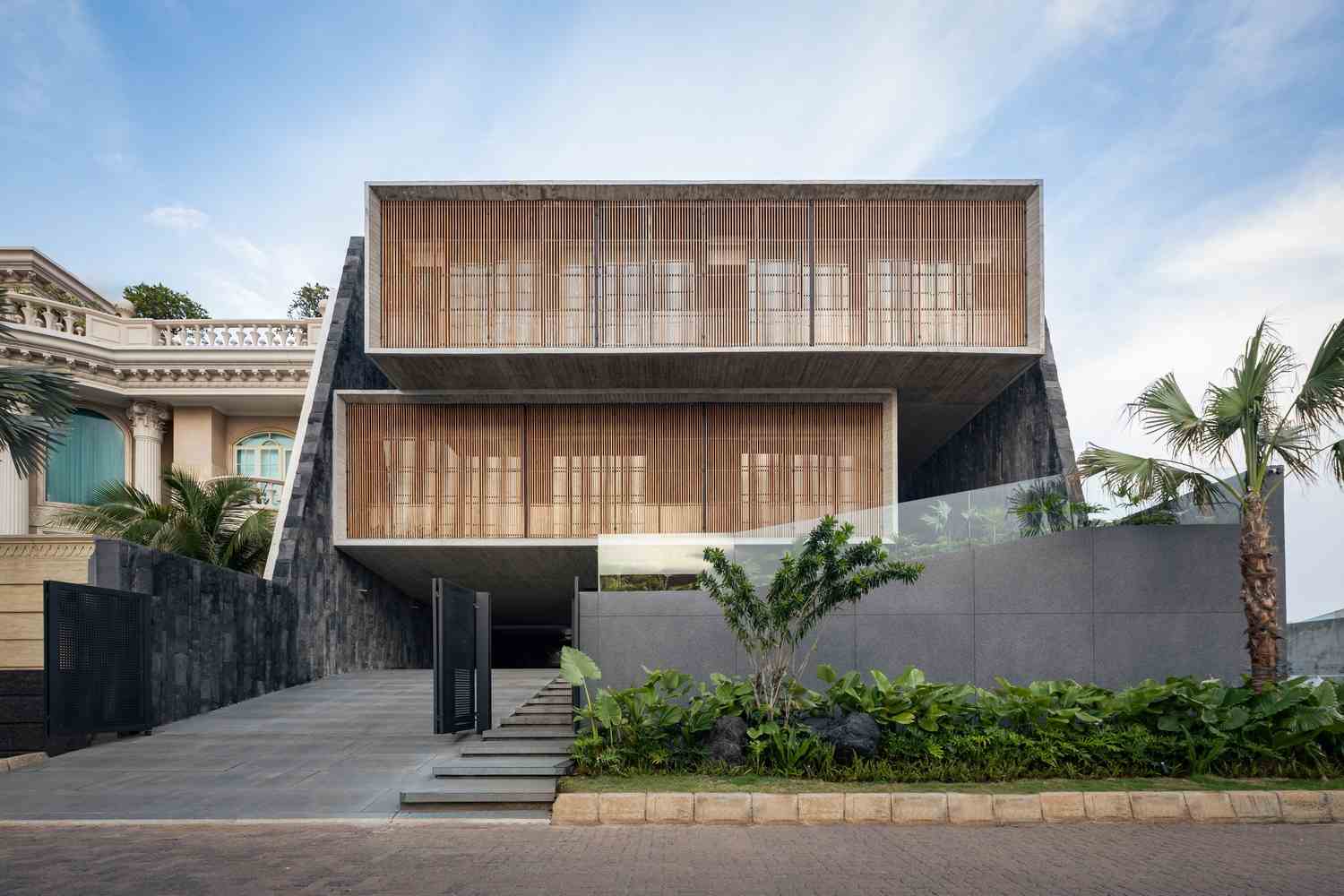 Intip Rumah Tropis Elegan di Jakarta dengan View Laut
