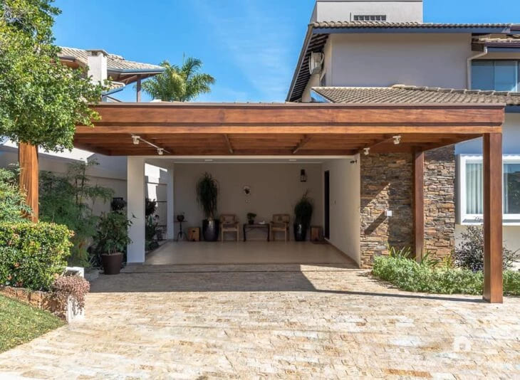 Punya Lahan Sempit? Coba 10 Model Garasi Samping Rumah Ini!