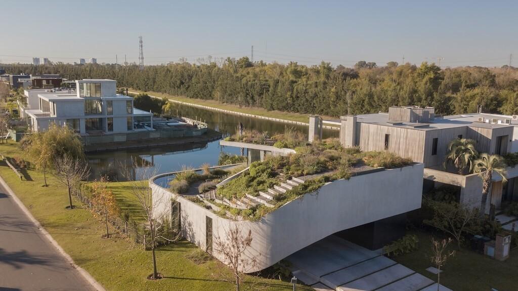 Rumah Spiral di Argentina Ini Menyatu dengan Panorama Laguna