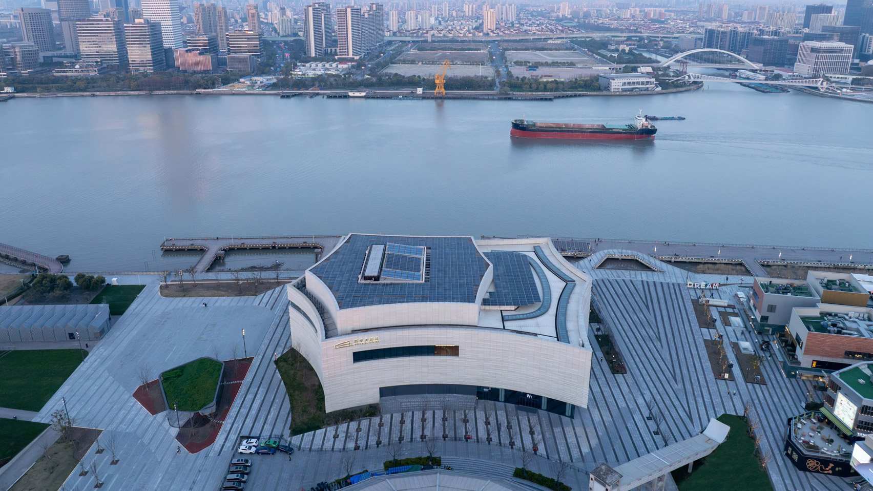 Monumental! Teater di Shanghai Ini Serasa Karya Seni Hidup