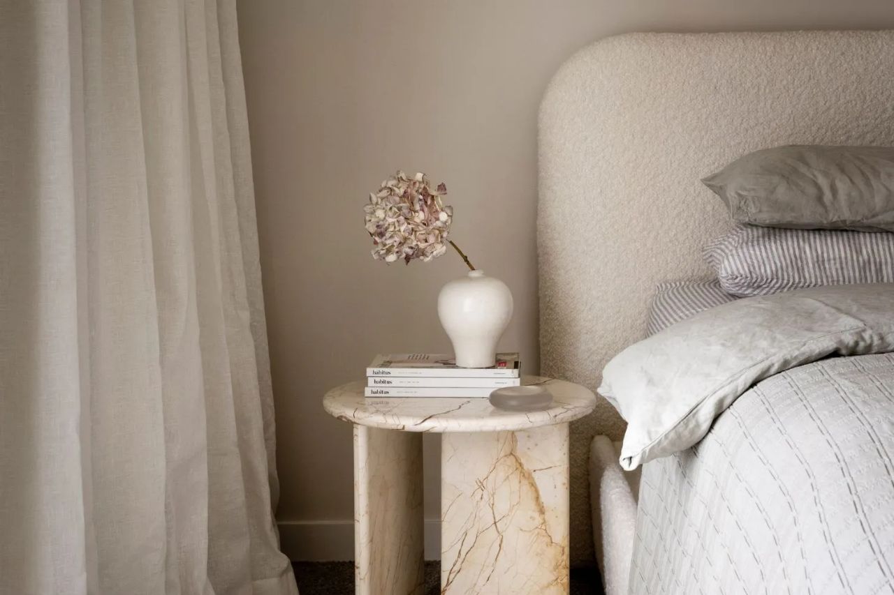 6 Cara Terbaik Merapikan Meja Samping Tempat Tidur