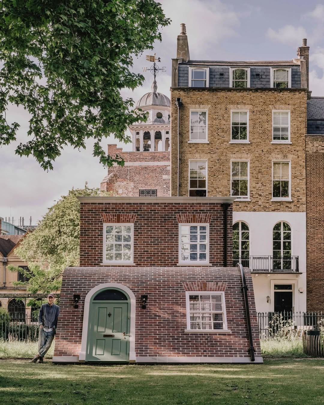 Sebuah Rumah yang “Duduk” di Tengah Kota London