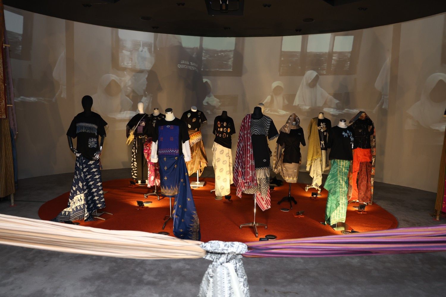 Kolaborasi 13 Perancang Busana Indonesia! CTI x One Fine Sky