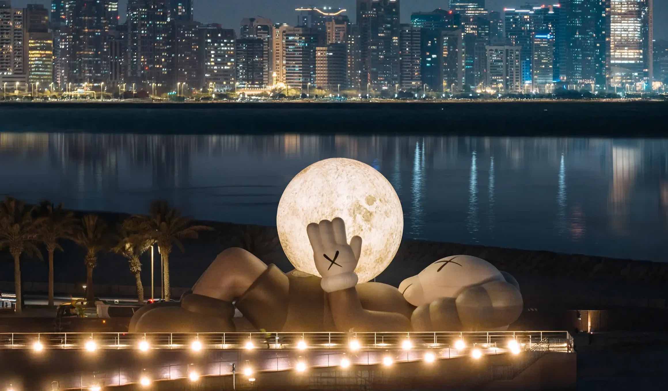Seni Instalasi Kontemporer: KAWS di Waterfront Abu Dhabi