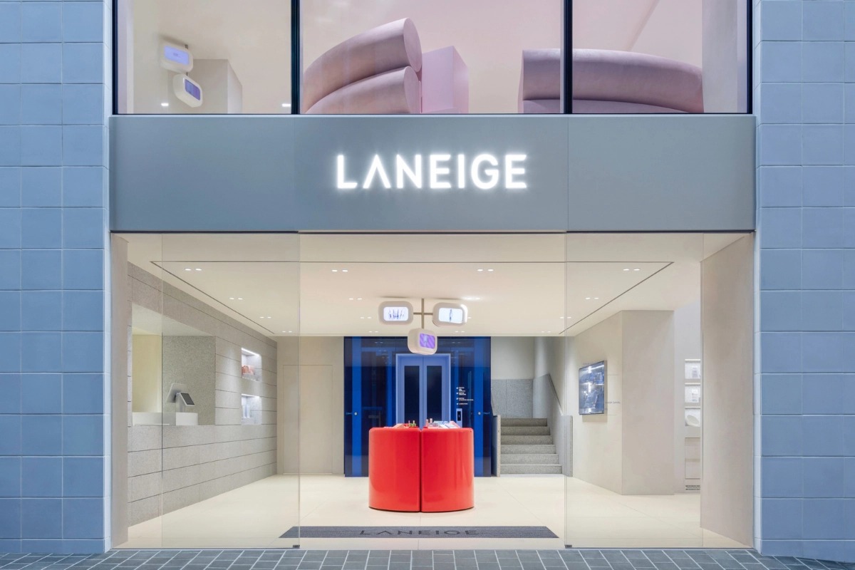 Toko Laneige Seoul Dihiasi Instalasi Merah Berukuran Besar