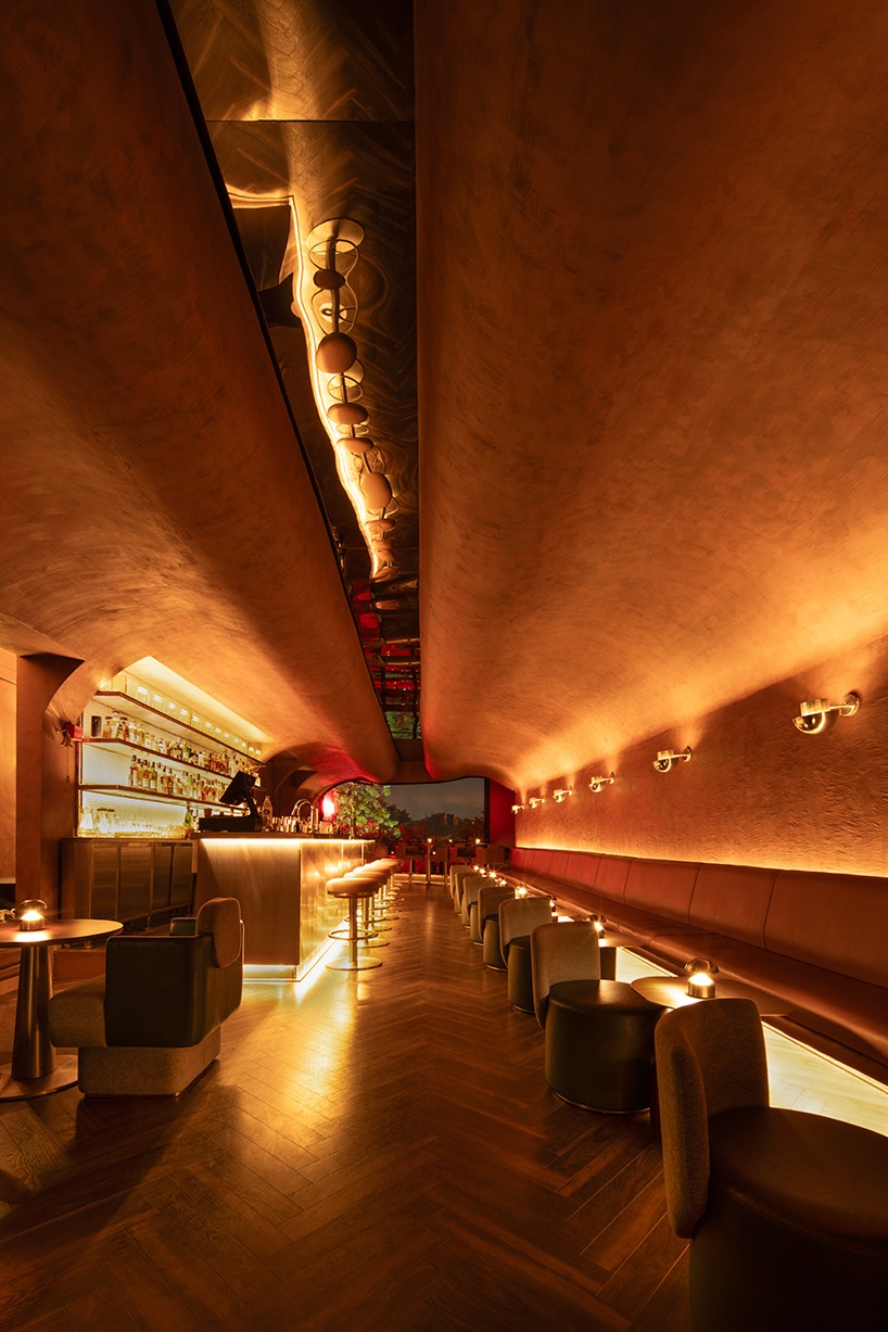 Ilusi Ruang Lewat Cermin dan Baja, Bar New Delhi