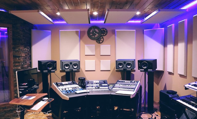 Pasang Ini Agar Suara dalam Studio Musik Tidak Memantul!
