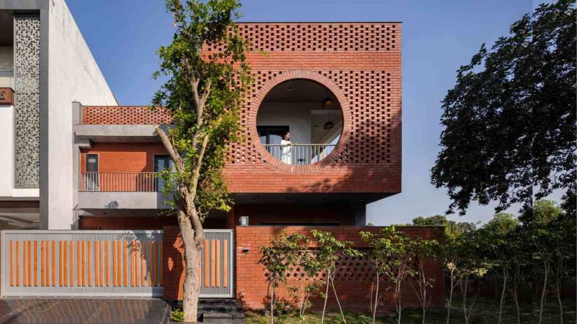 Rumah Bata Ekspos di India Ini Adaptif Terhadap Iklim Panas