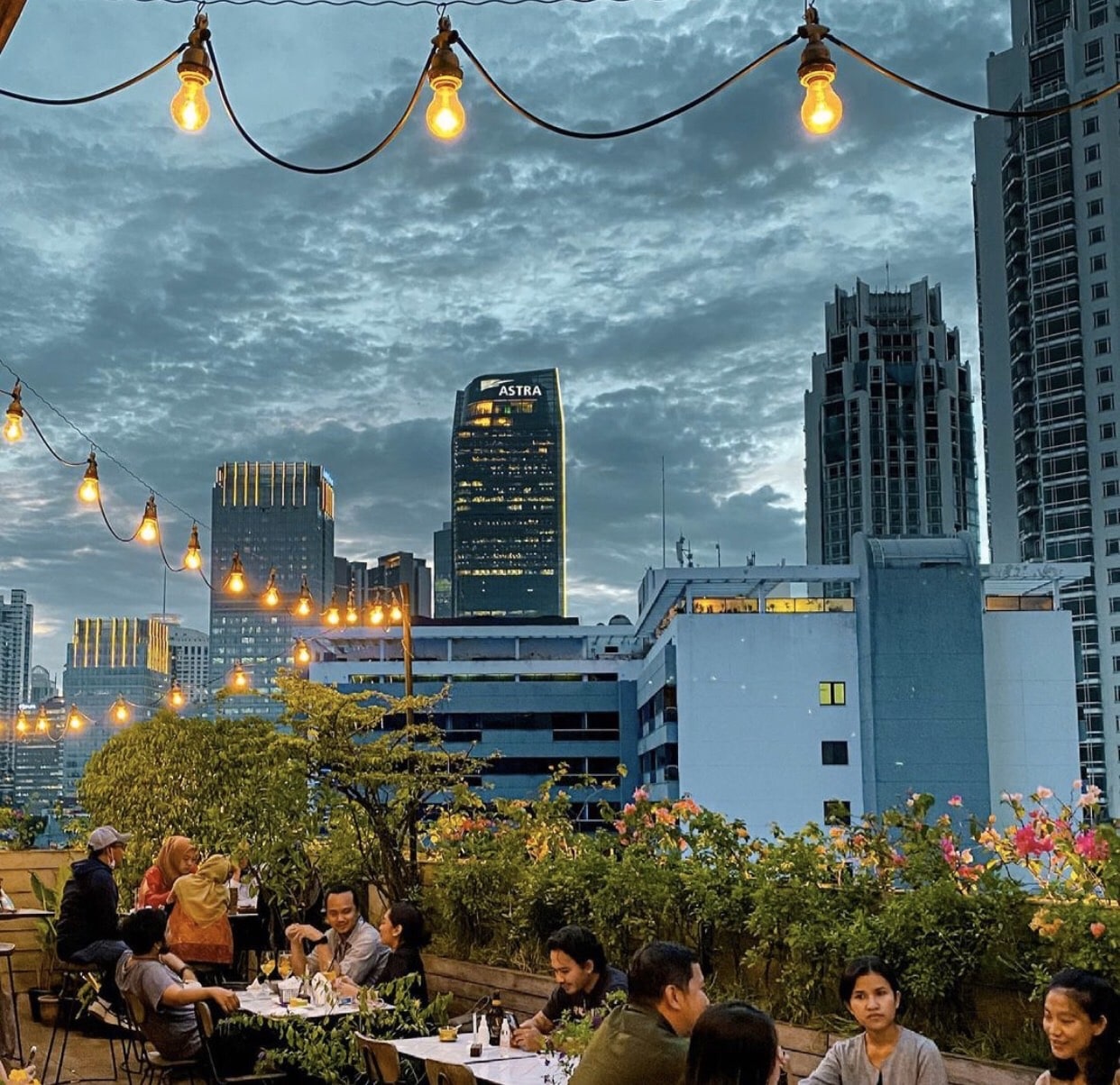 Wajib Kunjungi 7 Cafe Rooftop Instagramable di Jakarta!