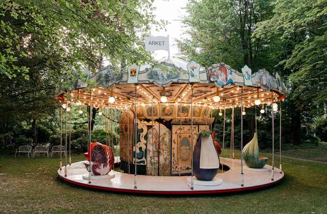 Seru & Unik! Instalasi Buah Raksasa Hadir di Milan