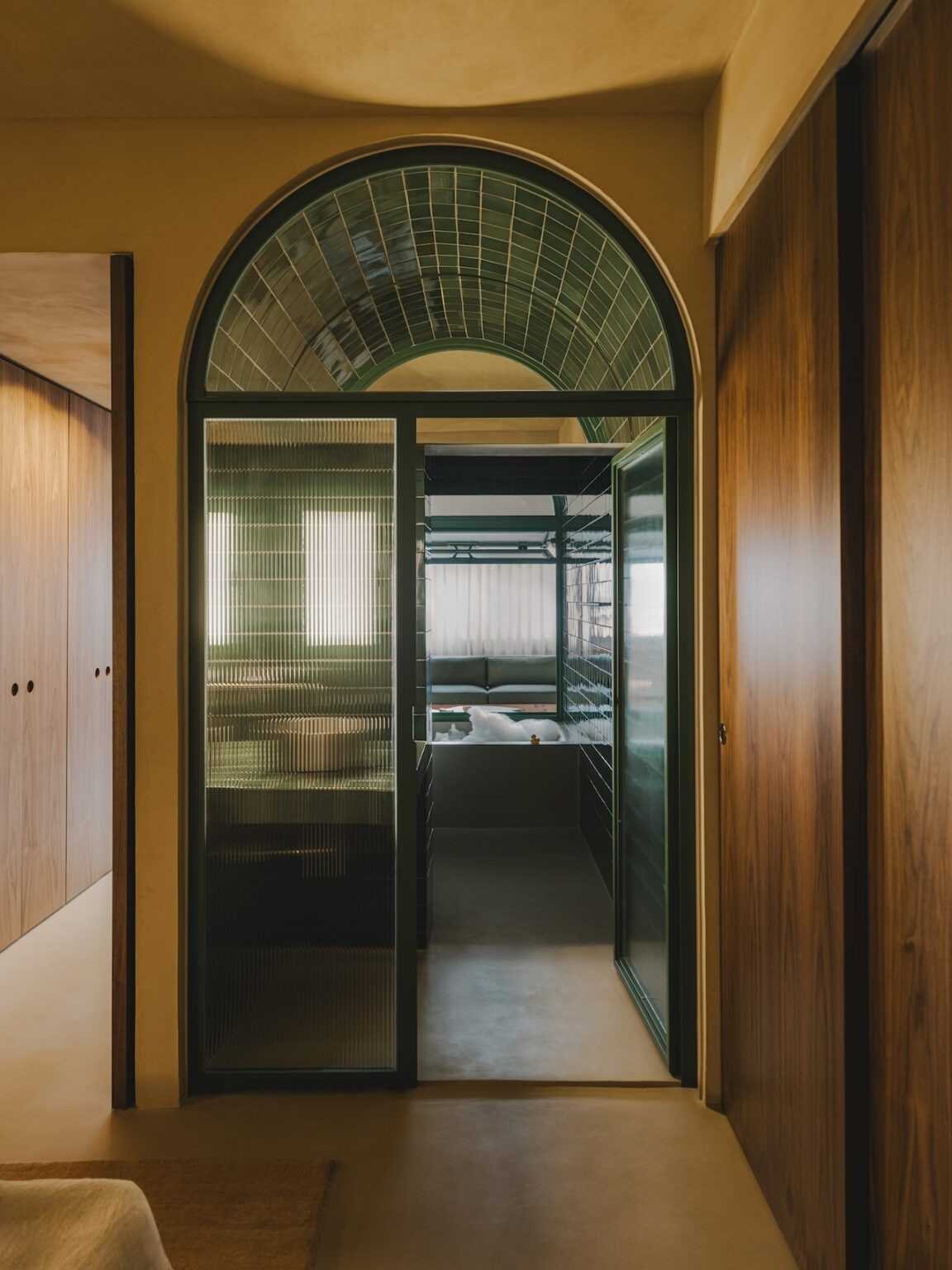 Siapa Sangka, Bathtub Jadi Fokus Utama Apartemen Ini!