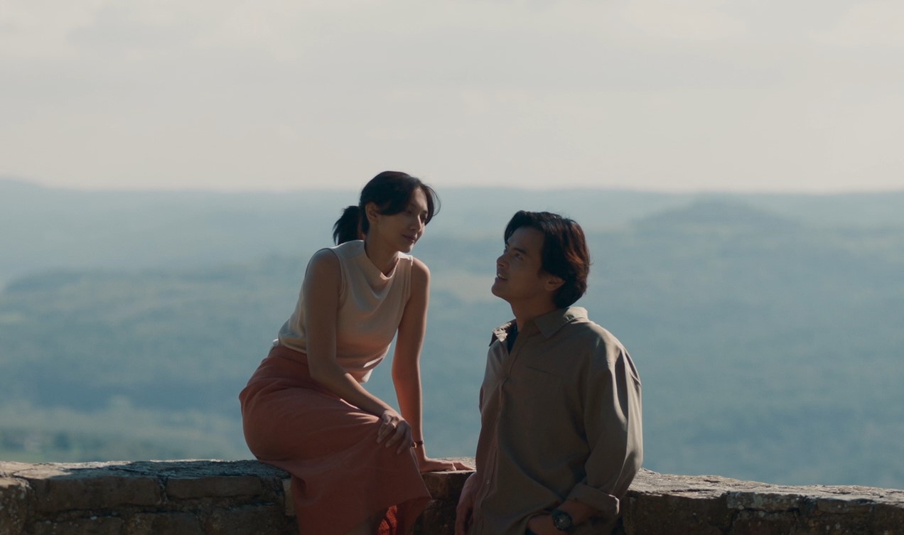 Melirik Keindahan Tangga Ikonik di Poster Film Sore