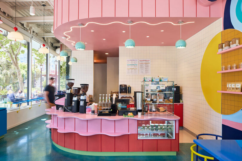 Menarik! Kafe Warna-Warni Ini Hadir di California