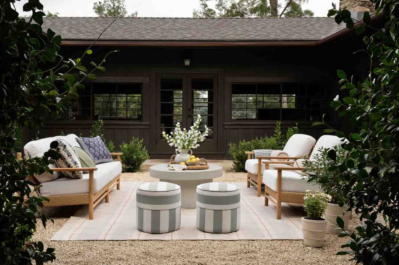 7 Inspirasi Ruang Tamu Luar Untuk Suasana Baru!