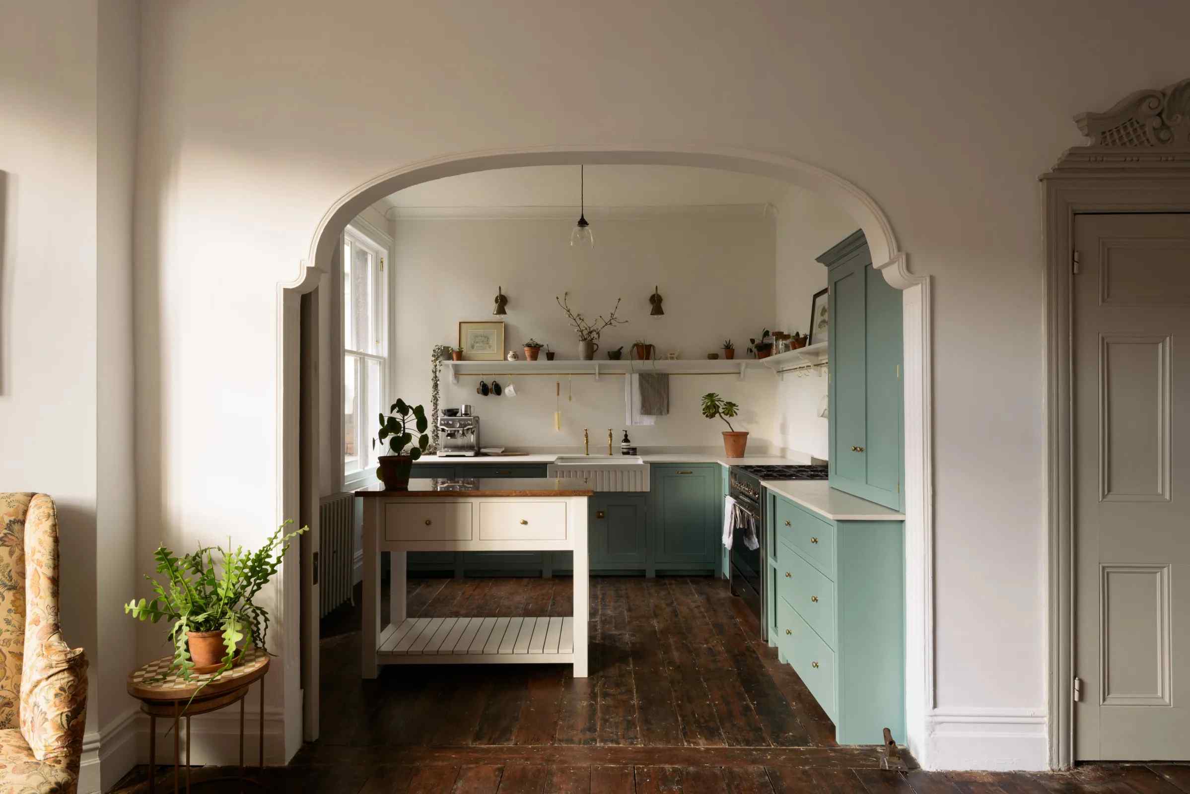 7 Model Kitchen Set Letter L yang Bikin Betah Masak Lama