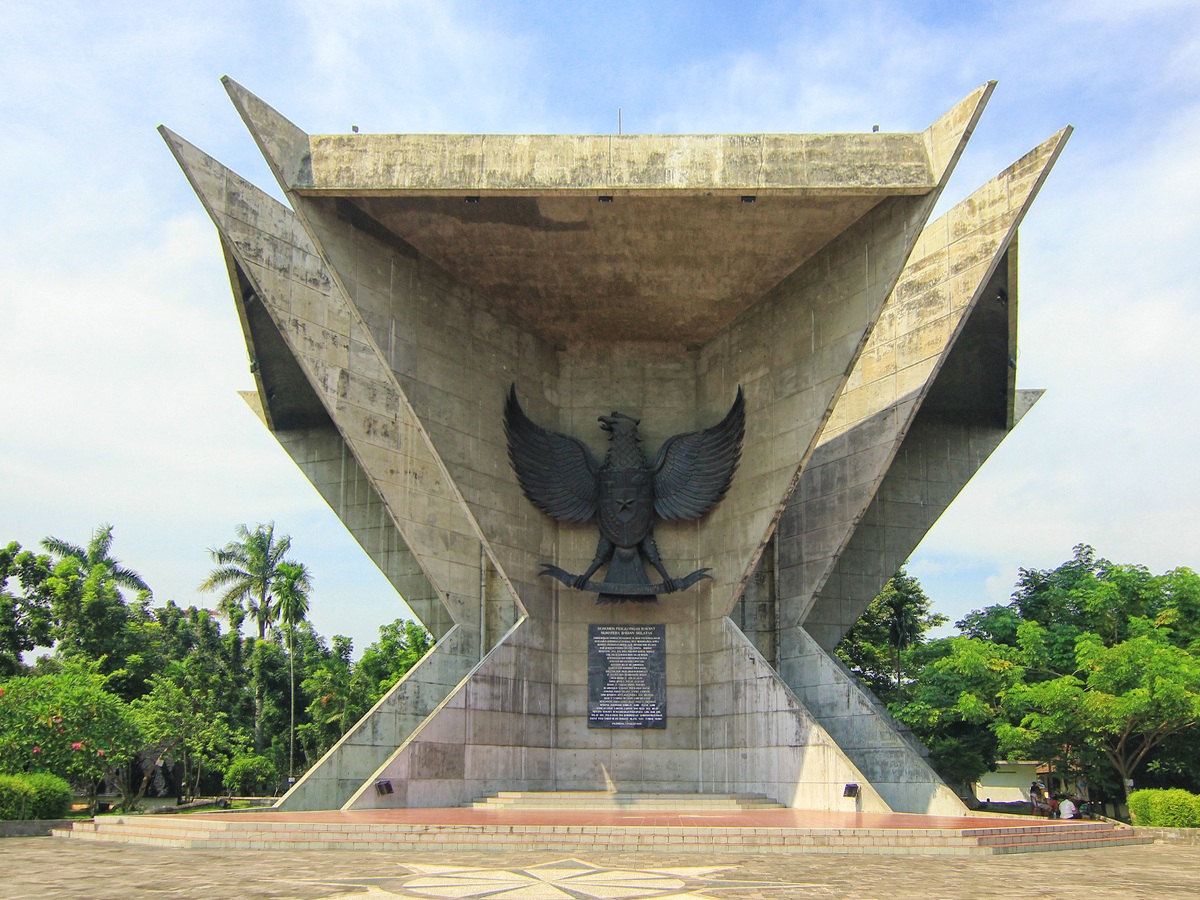 Bukan Sekadar Ikon, Ini Makna Monumen Terkenal Indonesia