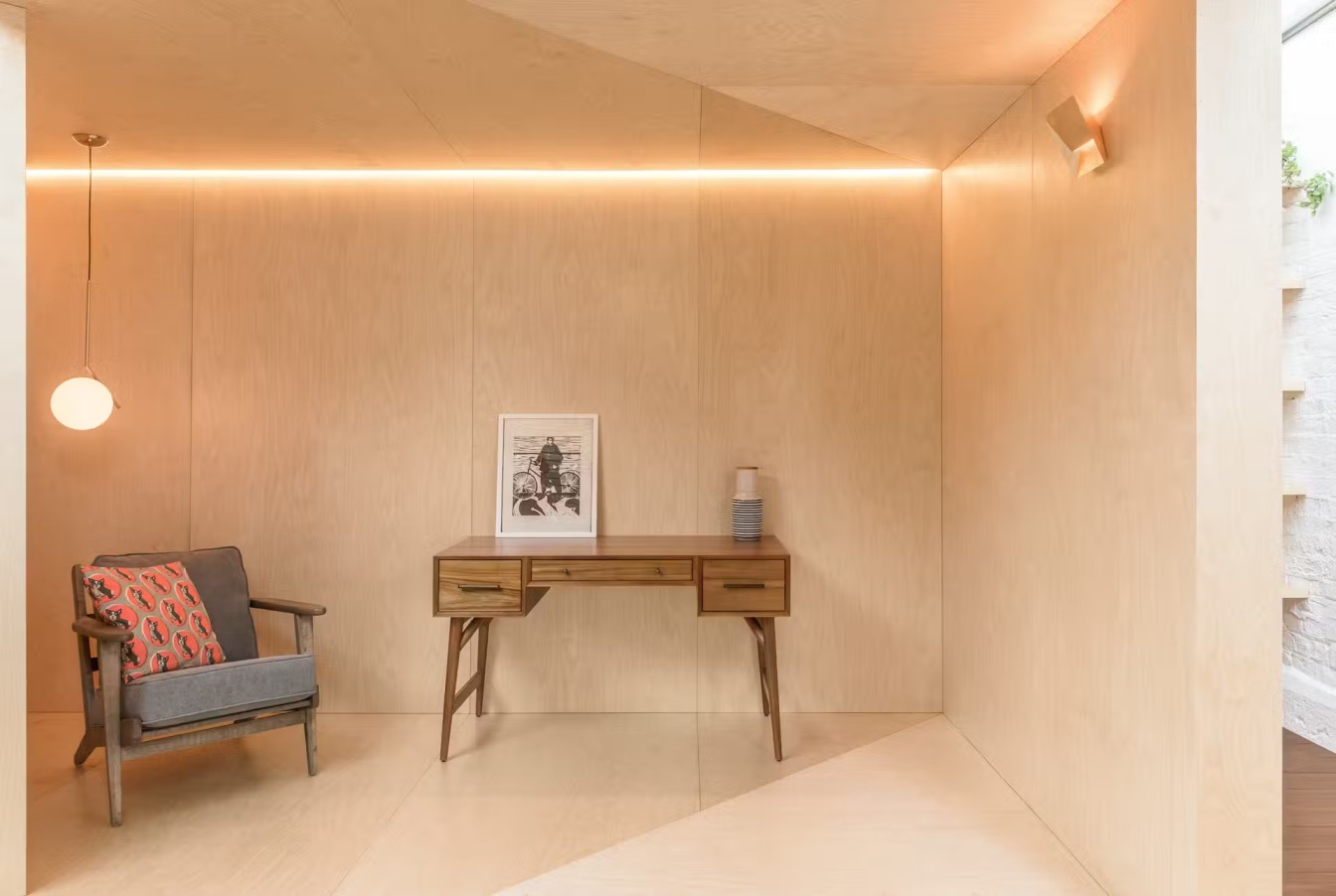 Tentang Plywood: Material Multifungsi dalam Desain Interior