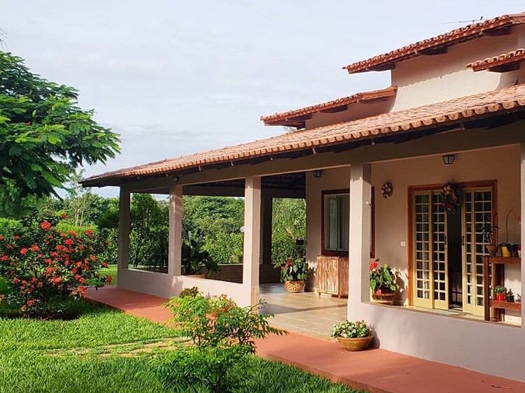 10 Model Teras Rumah Panjang ke Samping Nuansa Tuscan