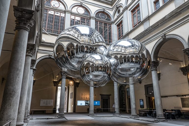 Jaring Laba-Laba Raksasa di Tengah Palazzo Strozzi