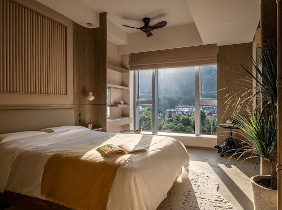 6 Model Jendela Kamar Tidur Kayu Bikin Ruangan Makin Cantik