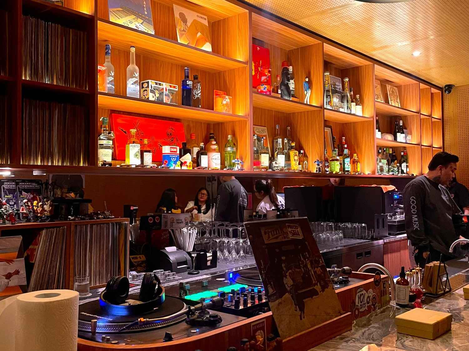 Bar Baru di Dharmawangsa yang Hadirkan Musik Premium!
