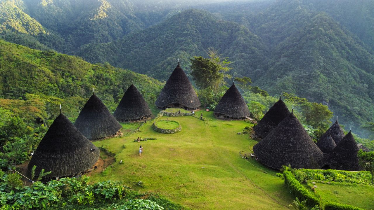 6 Wisata Desa Adat Indonesia, Liburan Sambil Kenal Budaya!