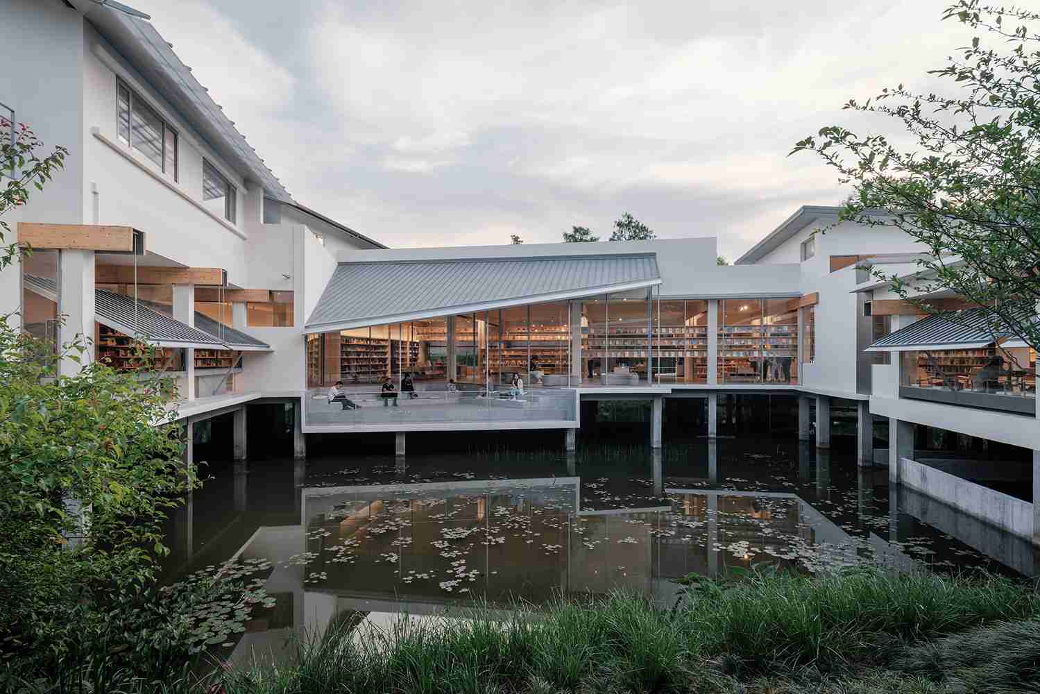 Bookstore Xixi Goldmye, Surga Baca dengan View Alam!
