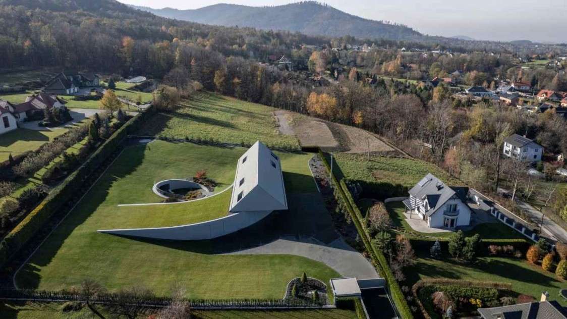 Rumah di Poland “Berputar” Ikuti Lereng dengan Teknik Yaw